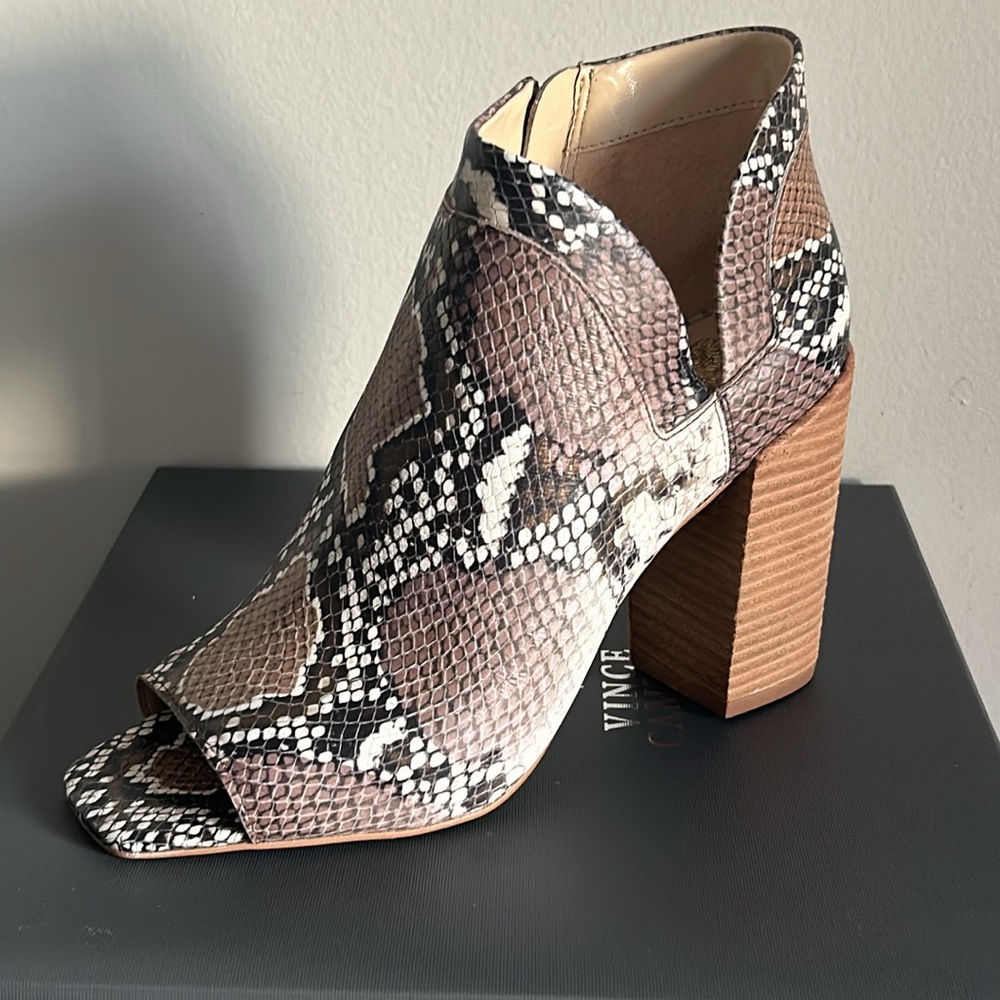New Vince Camuto Fedrilla Snake Print Embossed Block Heel Peep Toe Bootie - Picture 2 of 15